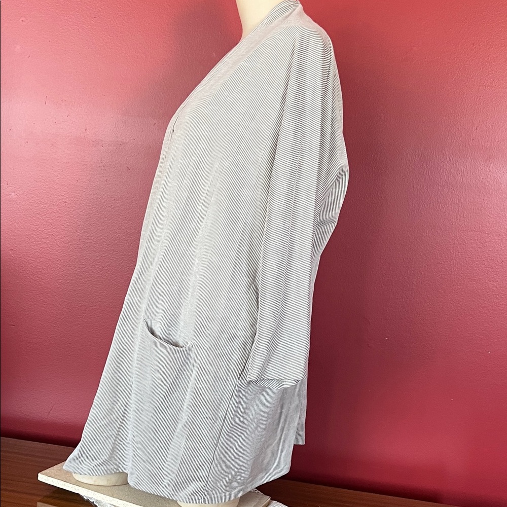 Like new DONNI Light Gray striped Women's Cardigan - Picture 6 of 10